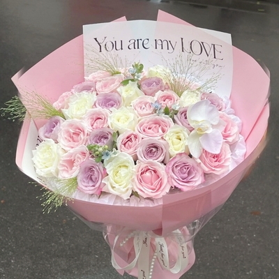 33枝玫瑰混搭花束